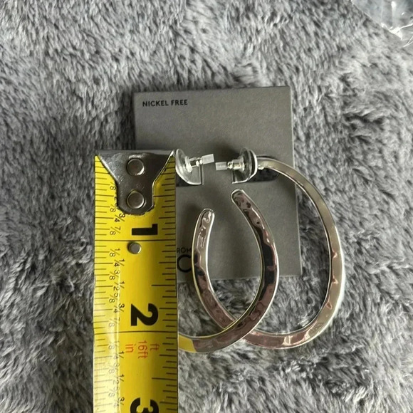 NORDSTROM RACK Hammered Oval Hoop Earrings in Silver NWT - Picture 5 of 7